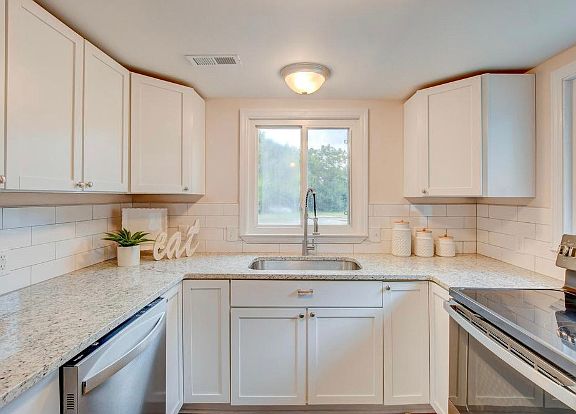 5th image of 2209 Heriot St