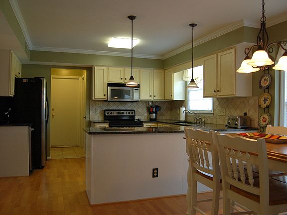 Breakfast Area looking at Kitchen