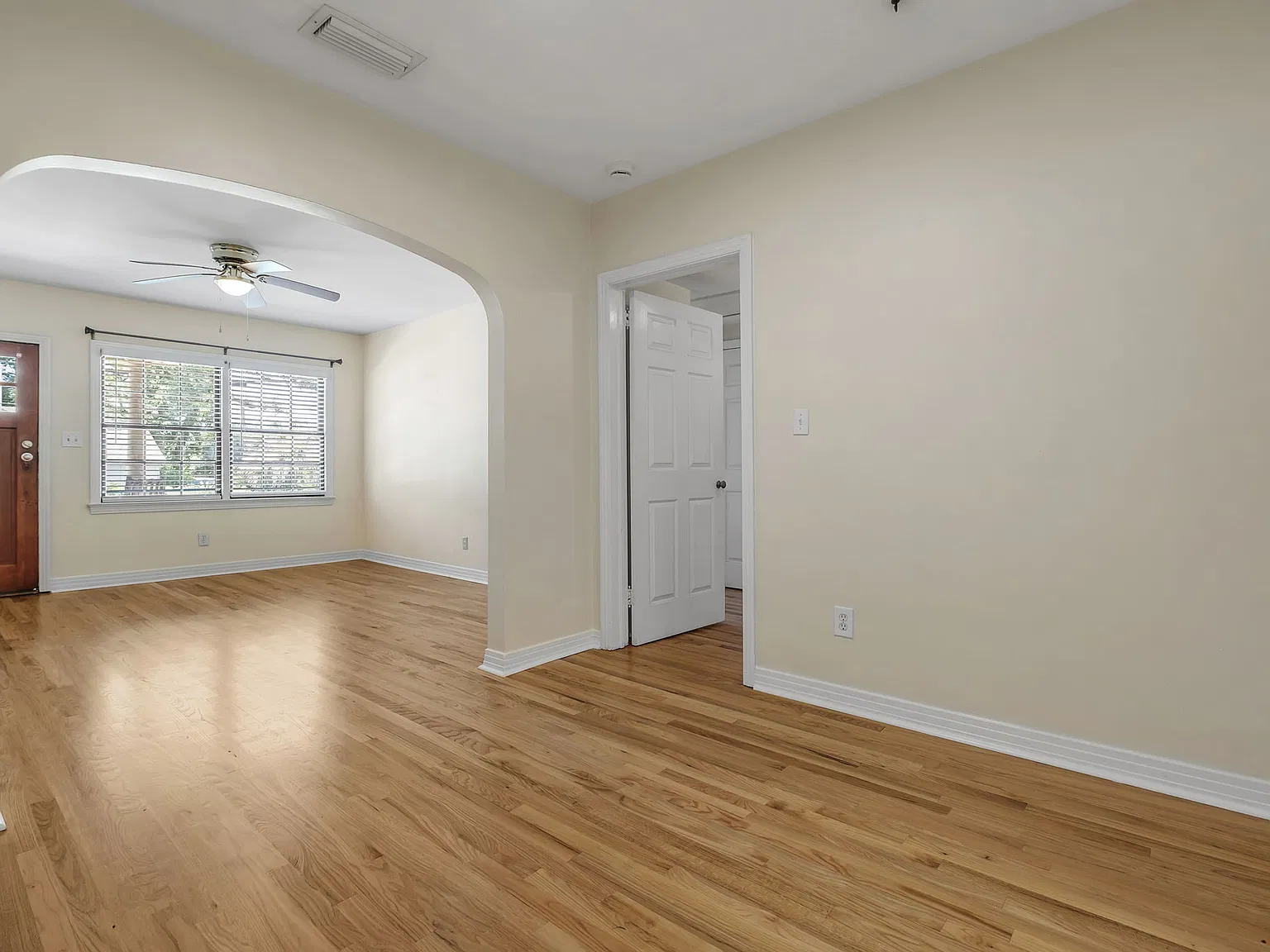 2 bed, 700 sqft, $1,300 — Photo 2
