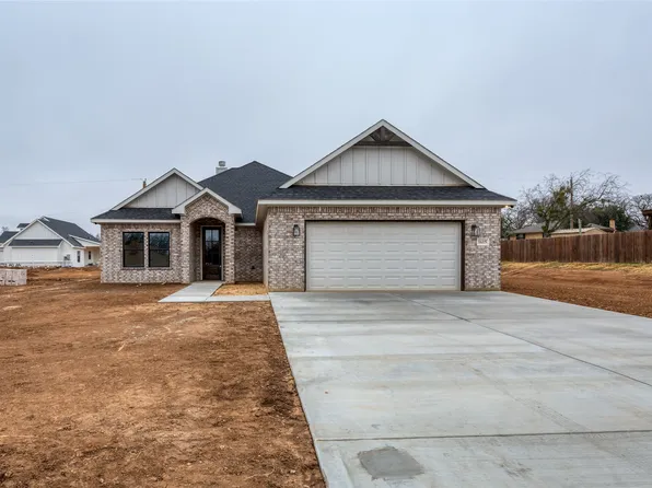 1615 W College St, Jacksboro, TX 76458