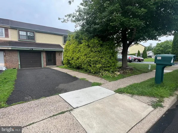 36 Green Woods Dr, Horsham, PA 19044