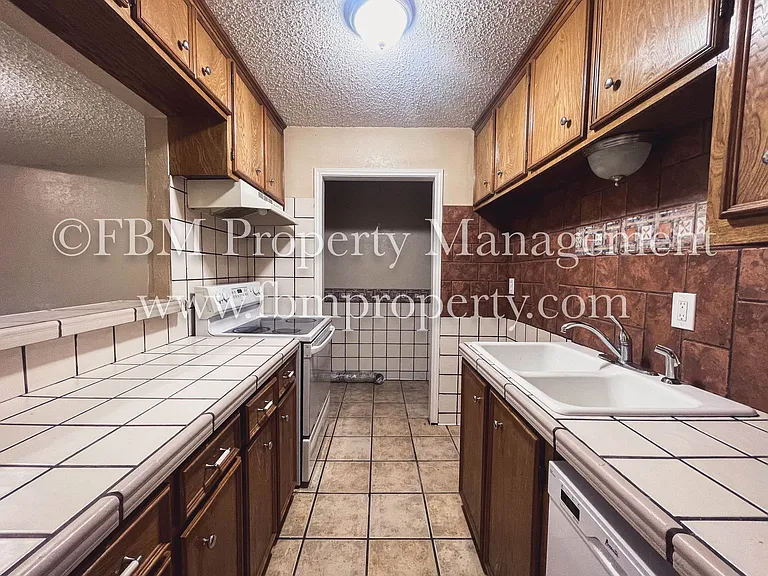 2539 W Sycamore Ave — Photo 18