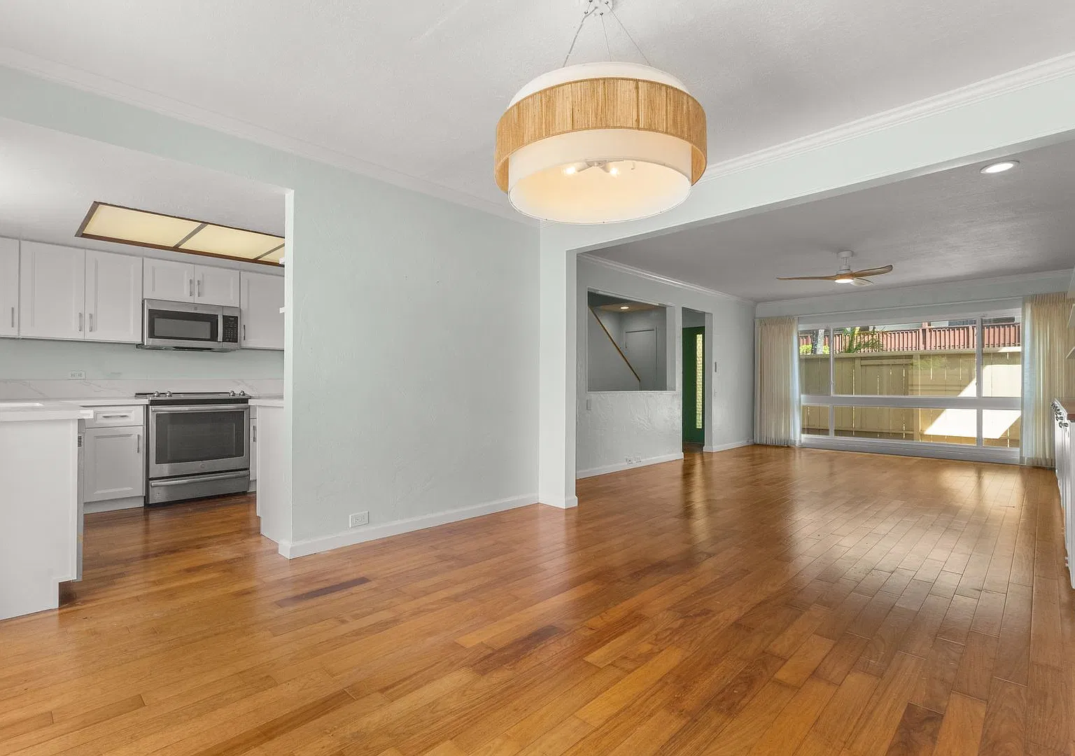 Hawaii Kai Living: 3BR/2.5BA Townhouse with Yard, Pool & 2 Parking Stalls — Photo 2