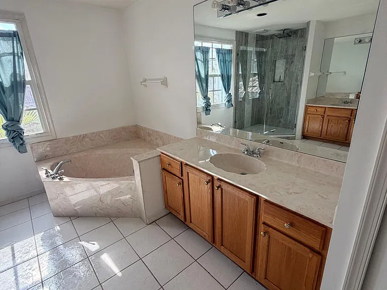 1226 Avondale Ln — Photo 6