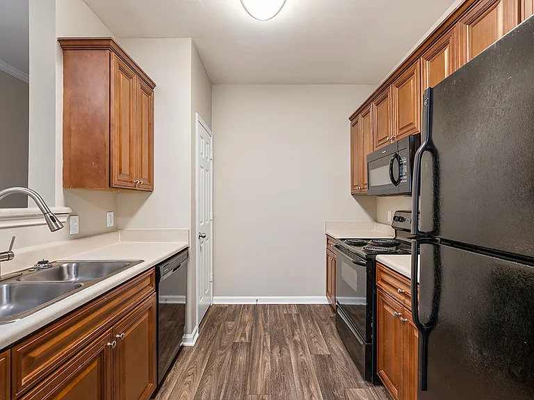 Houston Lake Apartments — Photo 21