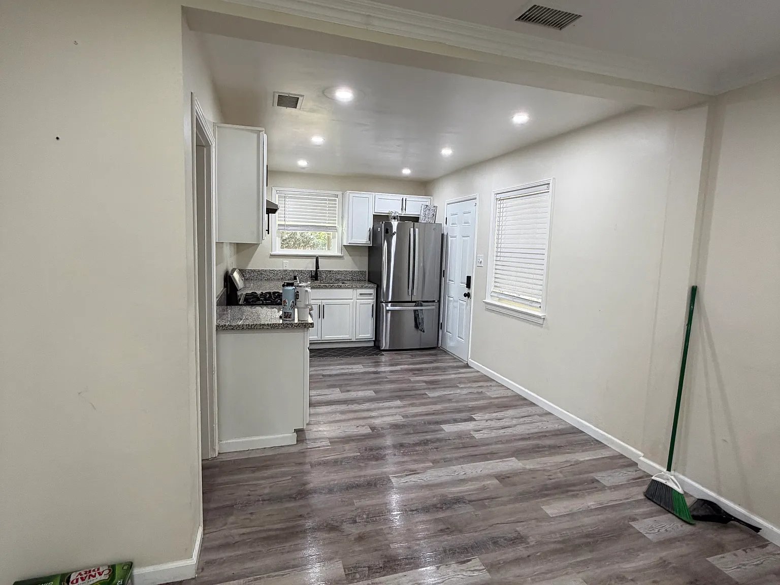 3 bed, 985 sqft, $2,200 — Photo 4