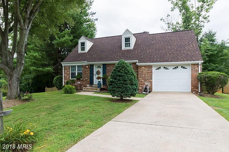 1 car garage with ample parking