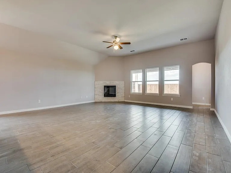 1004 Churchill Dr — Photo 5