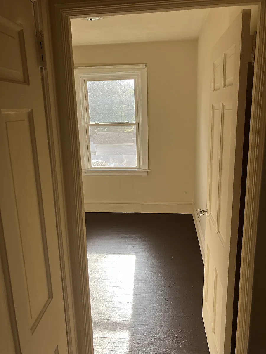 bedroom - 72 E Walnut St