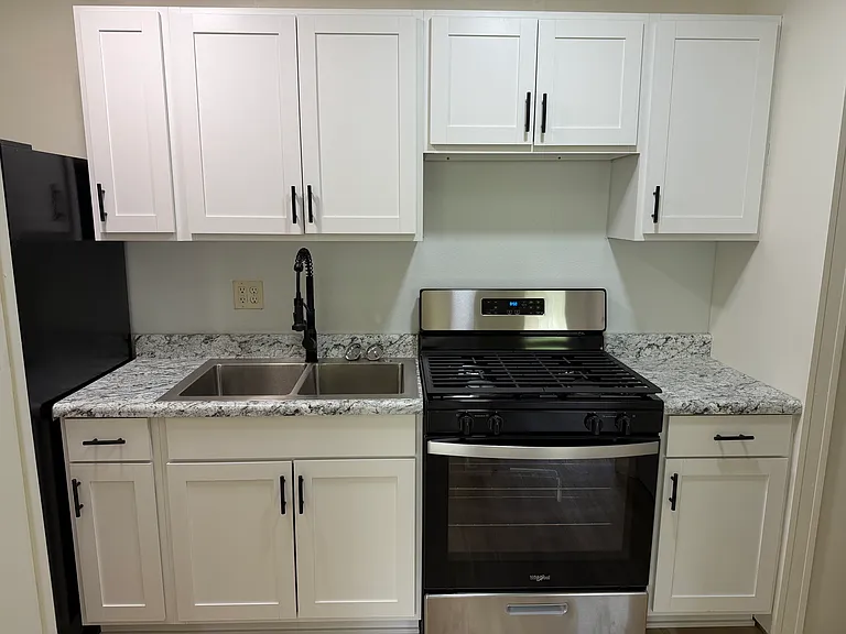 321 Hoffman Ct #12B — Photo 15