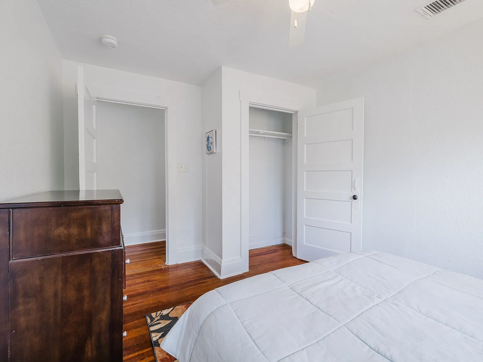910 N Amelia Ave — Photo 3