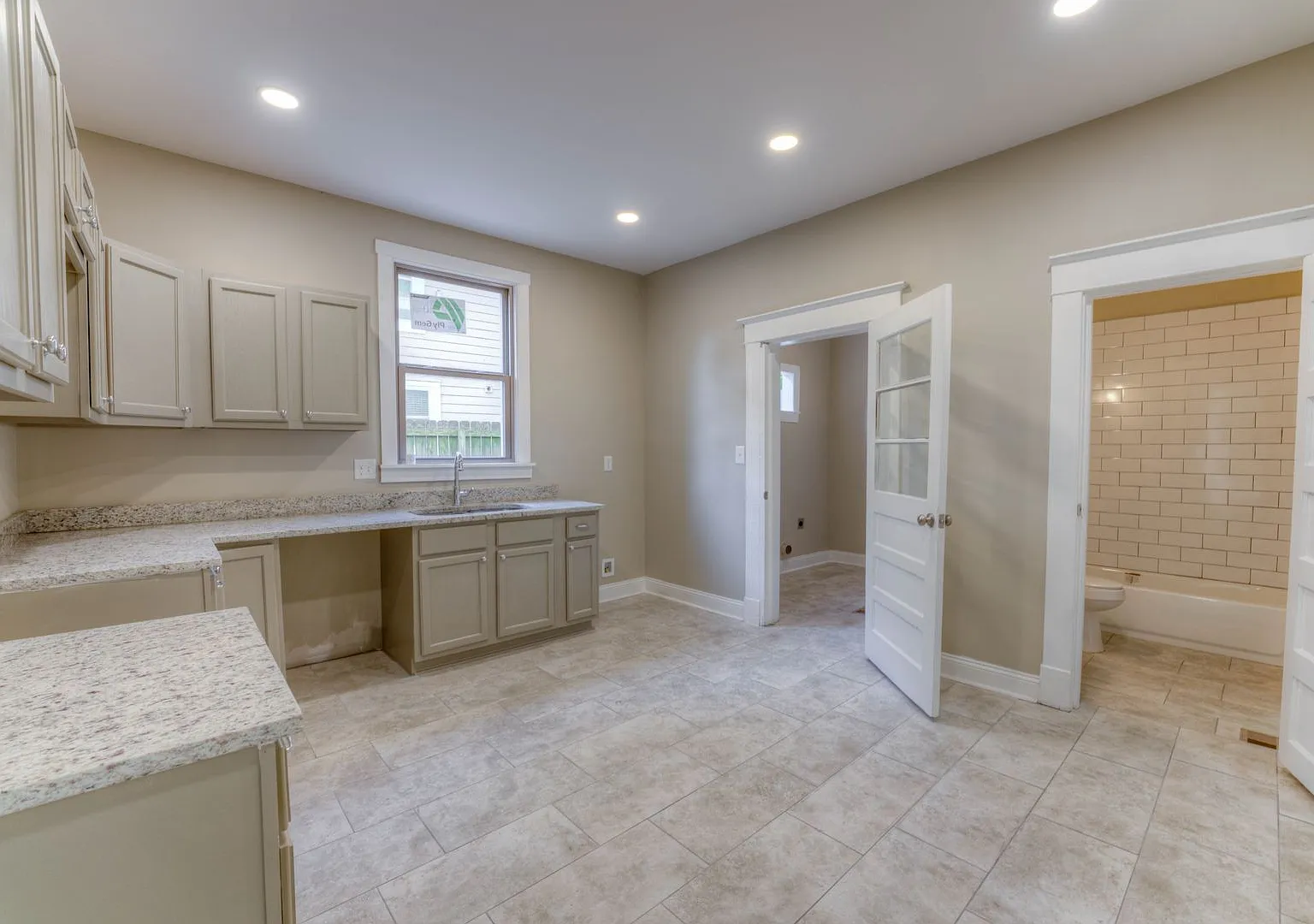 Beautiful 4-Bedroom Home with Hardwood Floors & Modern Kitchen — Photo 4