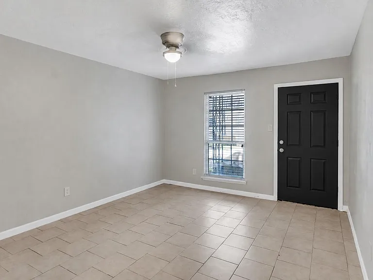 122 E Crosstimbers St #106 — Photo 2