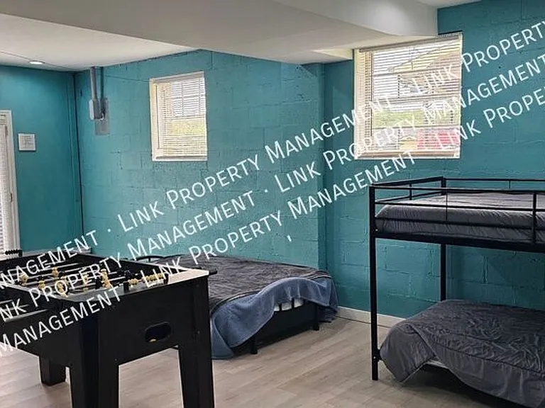 2433 Meade Cir — Photo 31