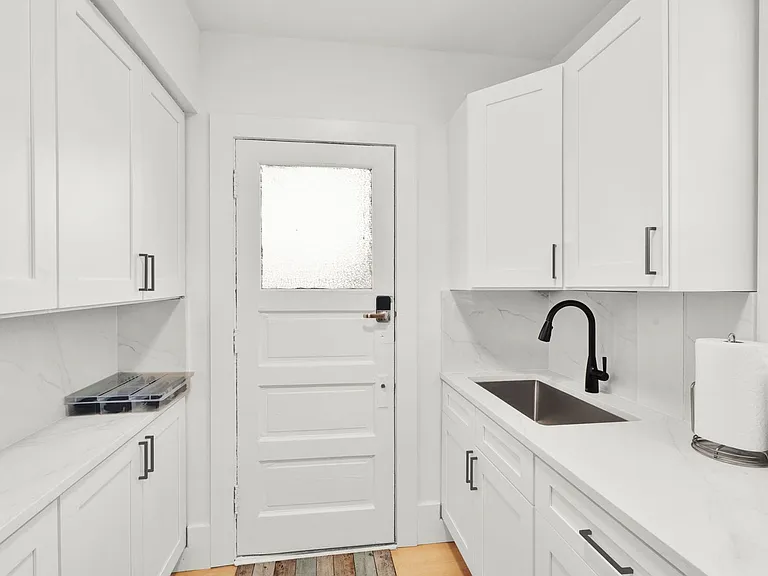 1032 Vaughn St — Photo 11