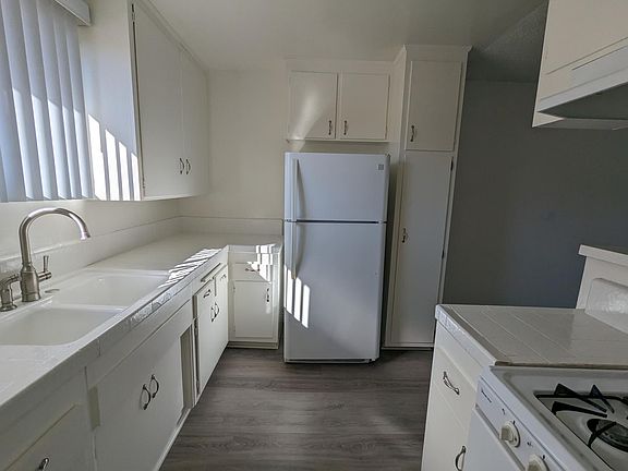 3rd image of 1009 E Grand Ave #3