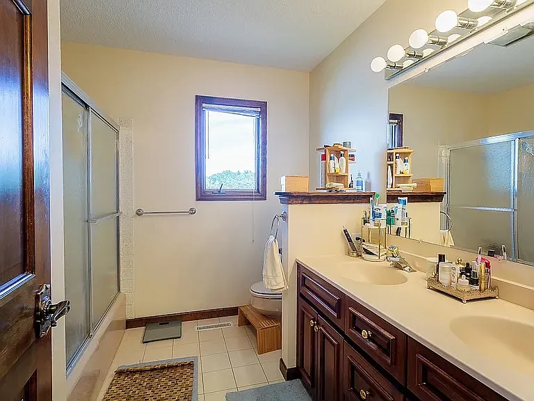 4 bed, 3696 sqft, $4,300 — Photo 2