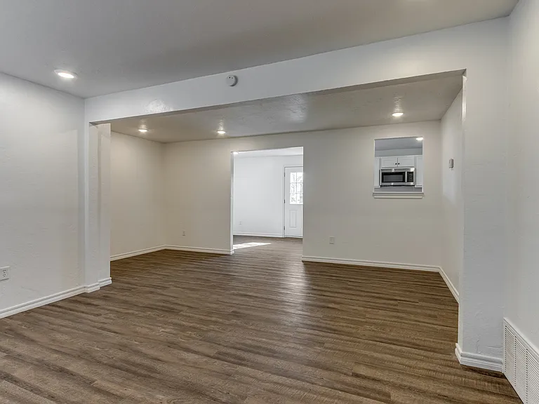 2115 N Billen Ave — Photo 7