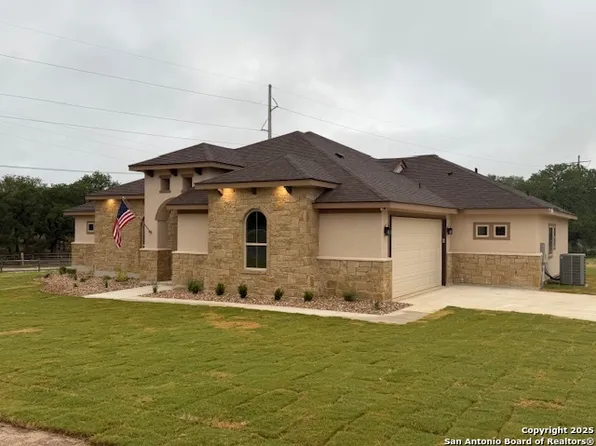 101 Hondo Ridge, La Vernia, TX 78121