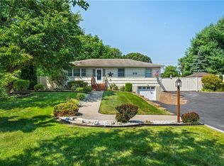318 Mount Pleasant Rd, Hauppauge, NY 11788