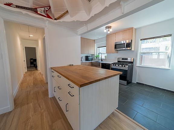 5th image of 15745 Leadwell St