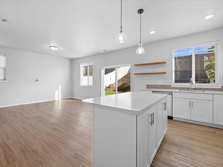 5329 Remington Dr — Photo 8
