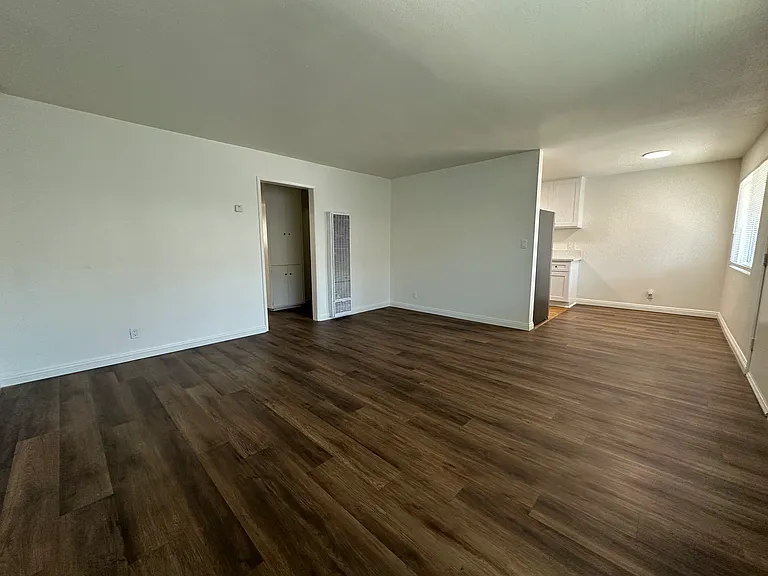 1015 W East St #F — Photo 3