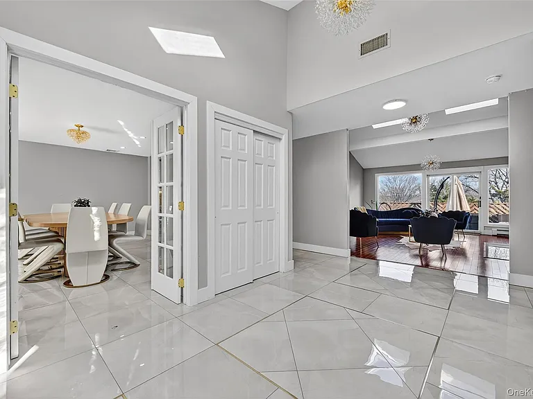 66 Murray Dr — Photo 3
