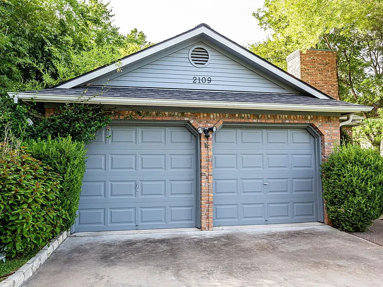 2109 Castle View Dr — Photo 2