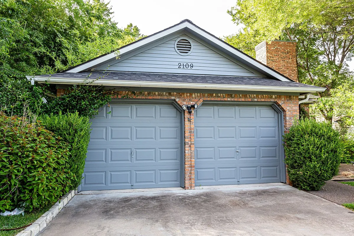 Building Photo - 2109 Castle View Dr