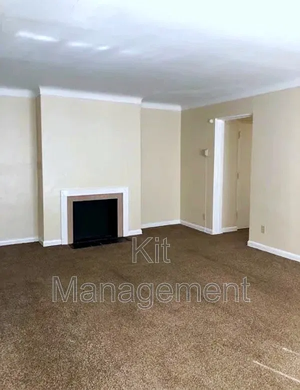 Large 2 Bedroom with garage — Photo 1