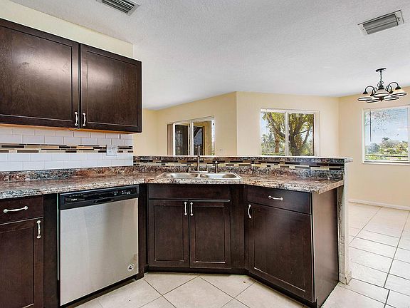 3rd image of 8460 NW 40th St #8464