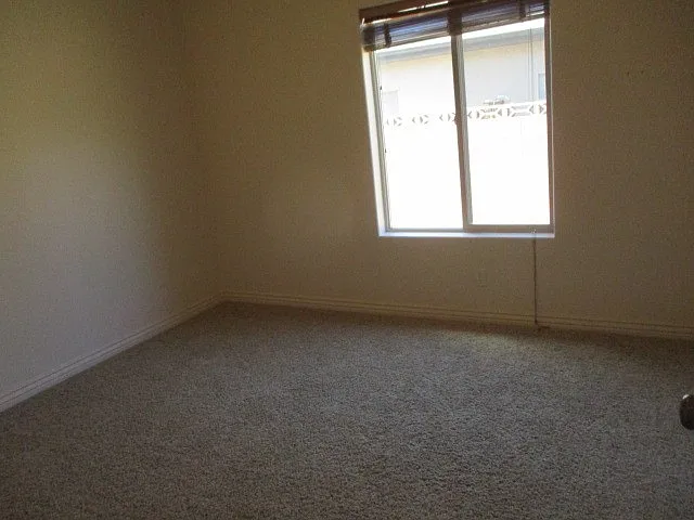 323 S 3525 W — Photo 11