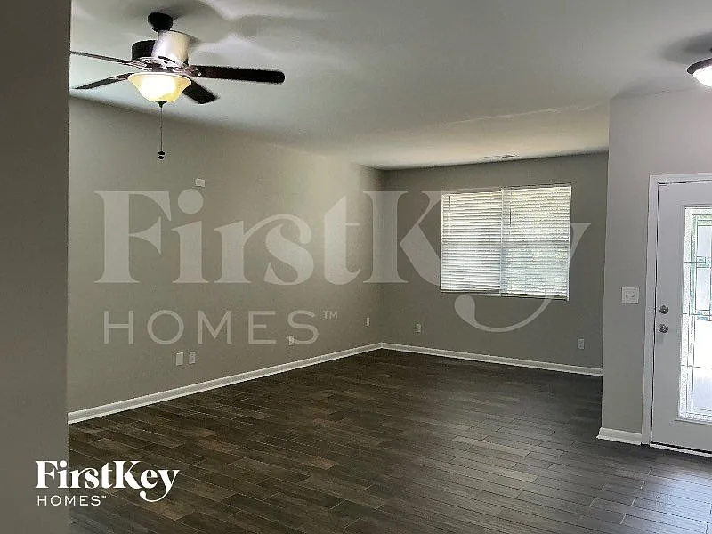 4 bed, 2.5 bath, 2740 sqft, $2,770 — Photo 2