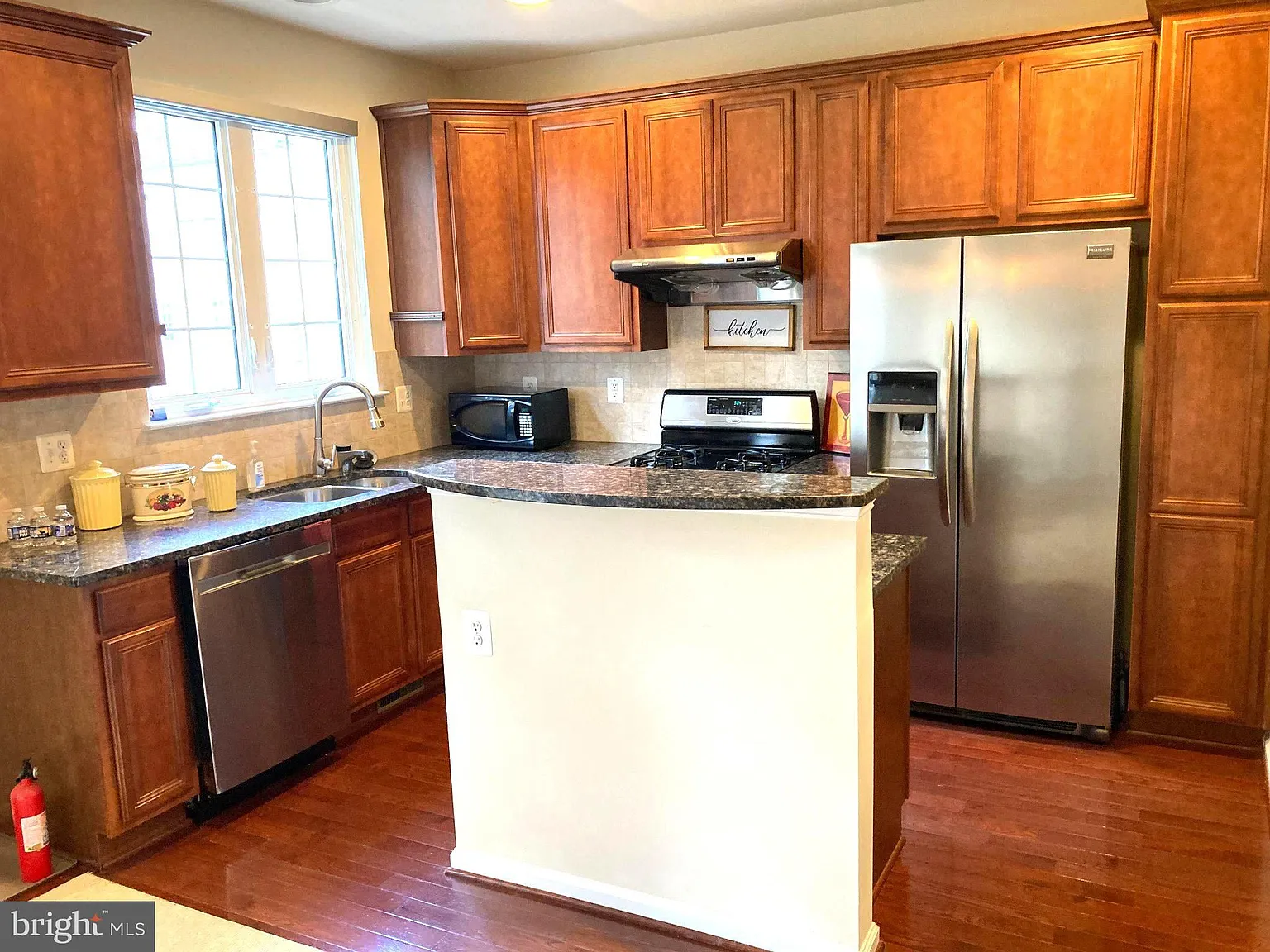 3 bed, 4.0 bath, 1600 sqft, $3,400 — Photo 3