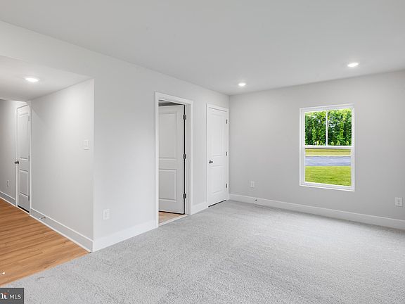 4th image of 29399 Oxford Dr
