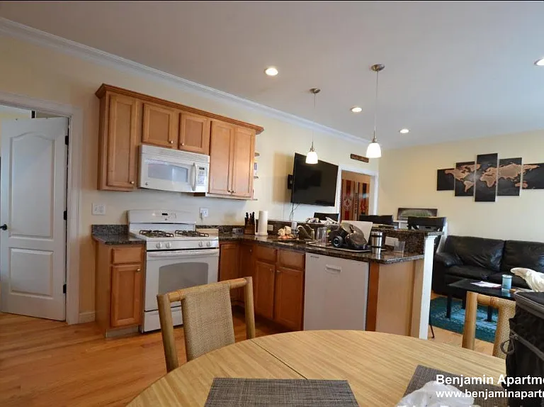 5 Benson St #3 — Photo 1
