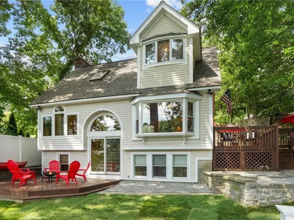 8 Totem Pole Trl, Smithfield, RI 02917