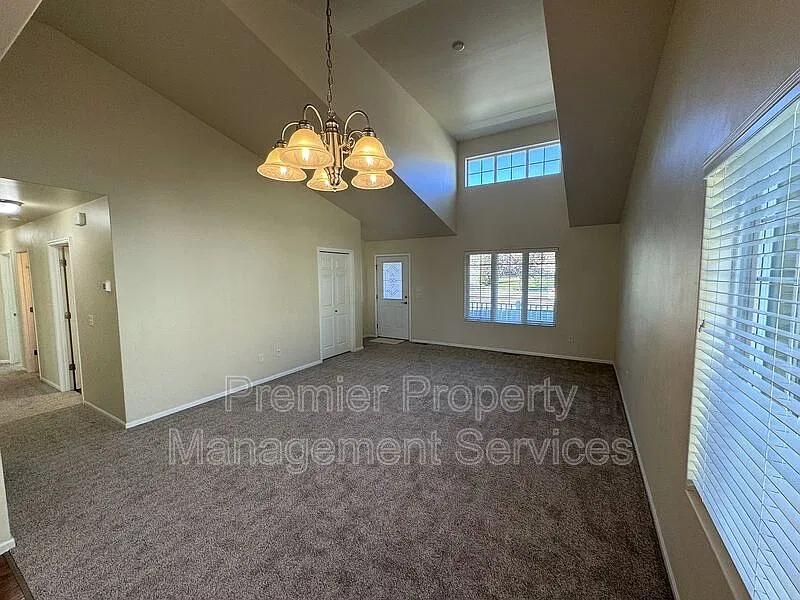 3 bed, 2.0 bath, 1380 sqft, $2,249 — Photo 4