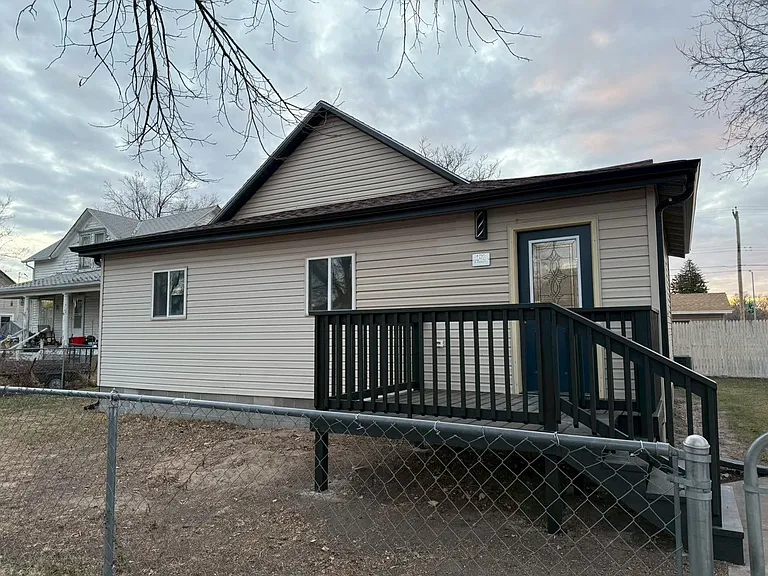 402 S Bailey Ave — Photo 1