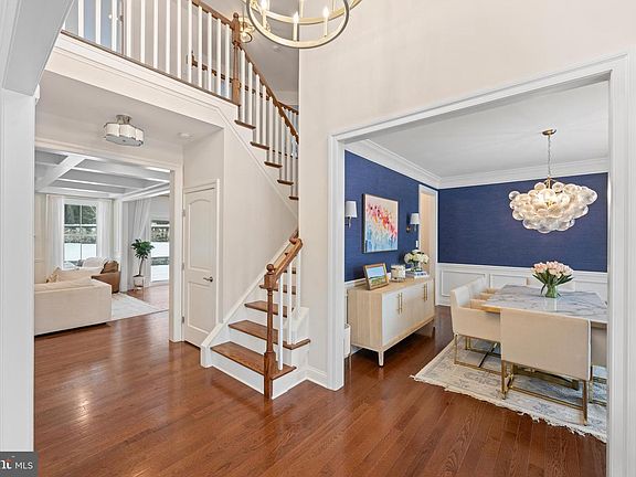 3rd image of 814 Newtown Rd