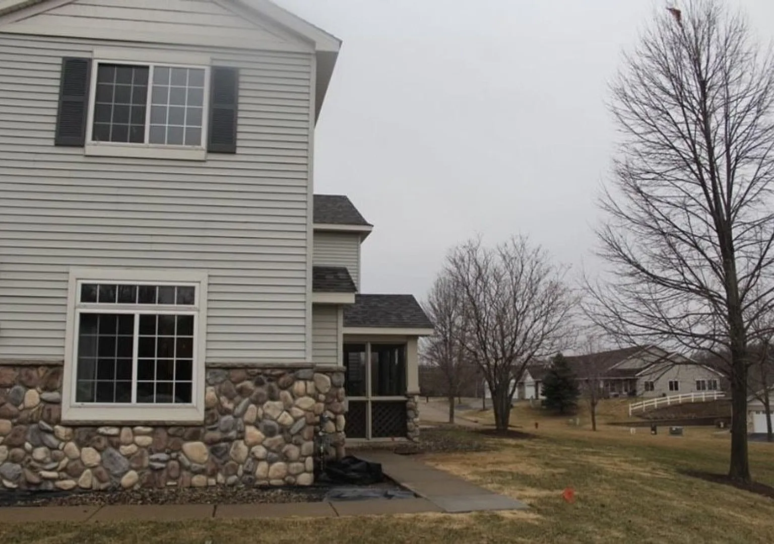 End Unit Townhome *3Bed/2.5 Bath*3 Season Porch! Available 10/1. — Photo 1