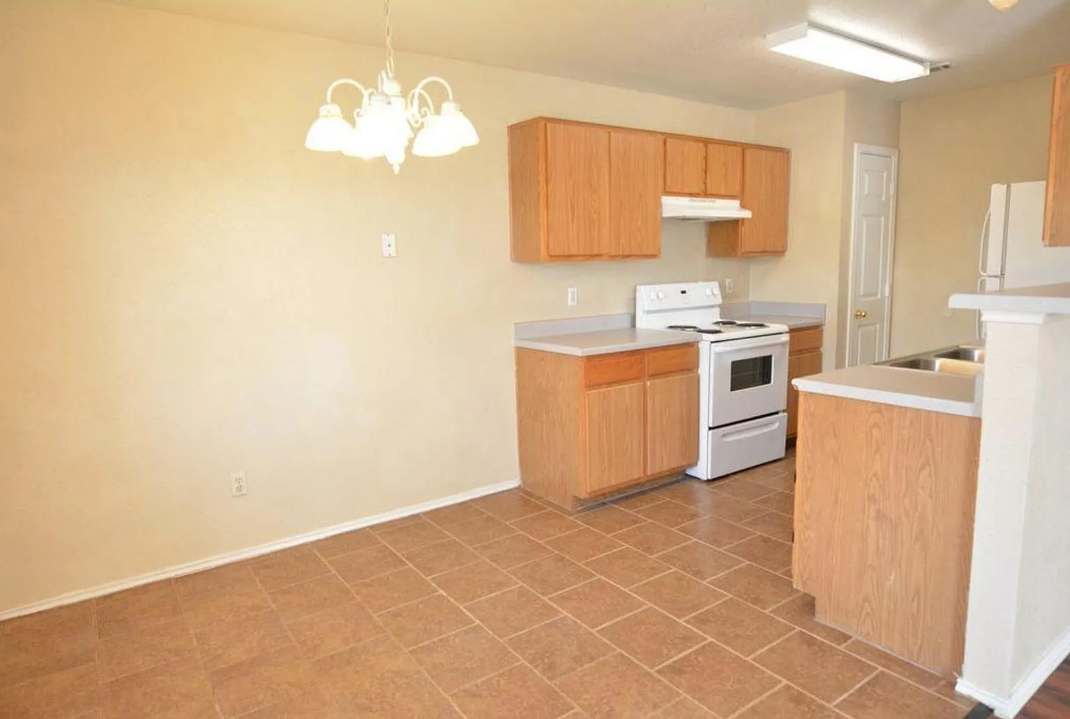 2202 Wright Way — Photo 2