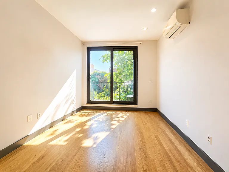 972 Greene Ave #4F — Photo 2