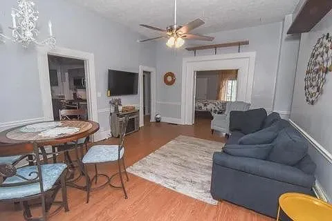 131 Ross Ave — Photo 4