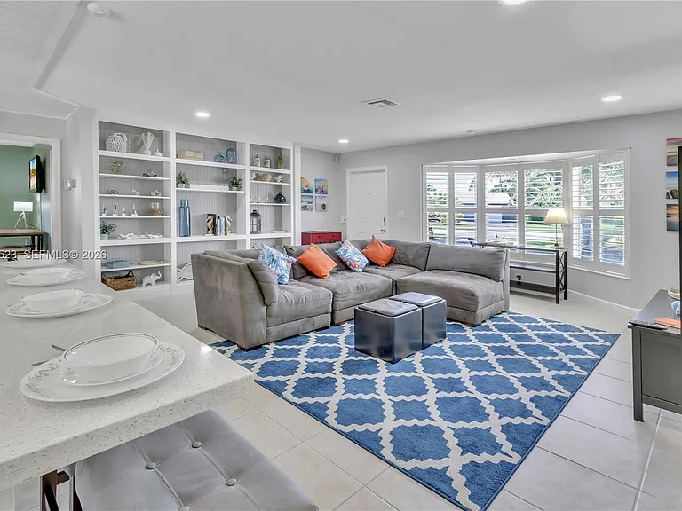 222 SE 11th Ct — Photo 3