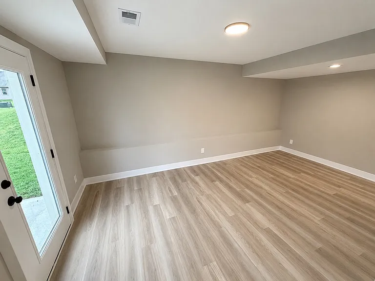 512 W Lawrence St — Photo 10