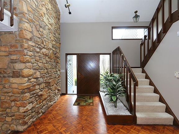 4th image of 5 Laurelwood Dr