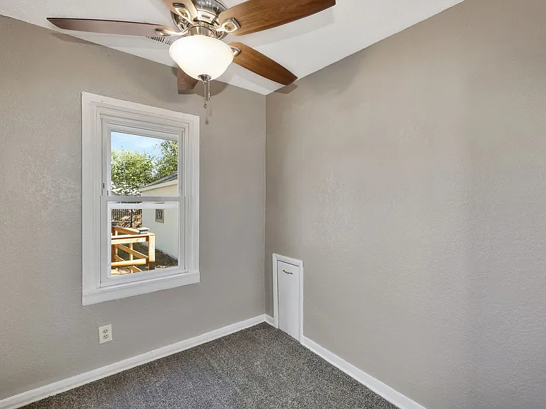 330 N Gordon Ave — Photo 10