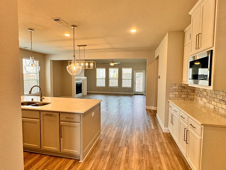 1091 Putnam Dr — Photo 10